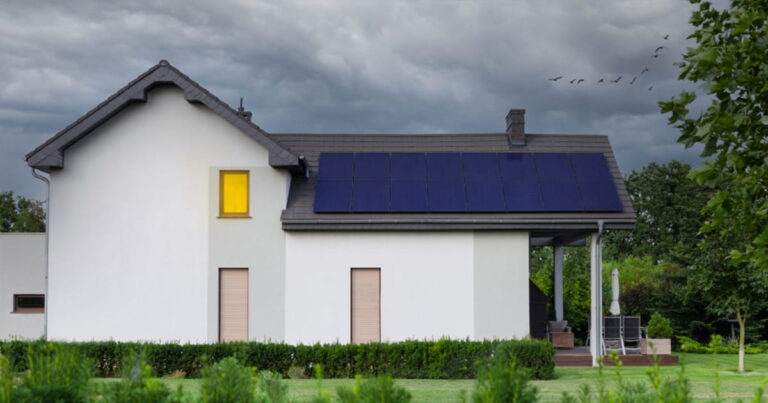 Jak dobře fungují solární panely za zamračených a deštivých dnů?