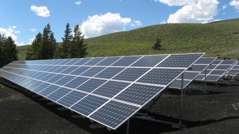 Vodorovné, ploché solární panely vs. nakloněné solární panely