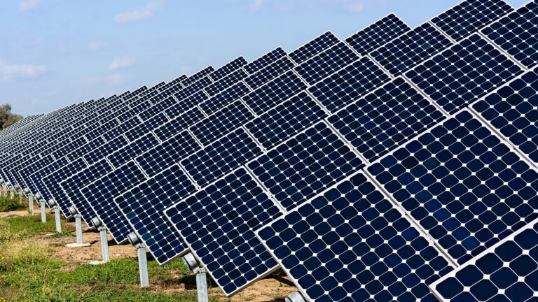 Proč musí být solární panely umístěny pod úhlem?